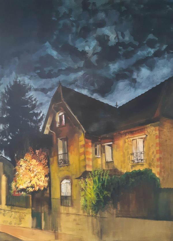 Acrylique sur toile d'une maison de ville dans la lumière des candélabres de la nuit, par la peintre Juliette Lamarca, représentée par la Galerie Virginie Baro