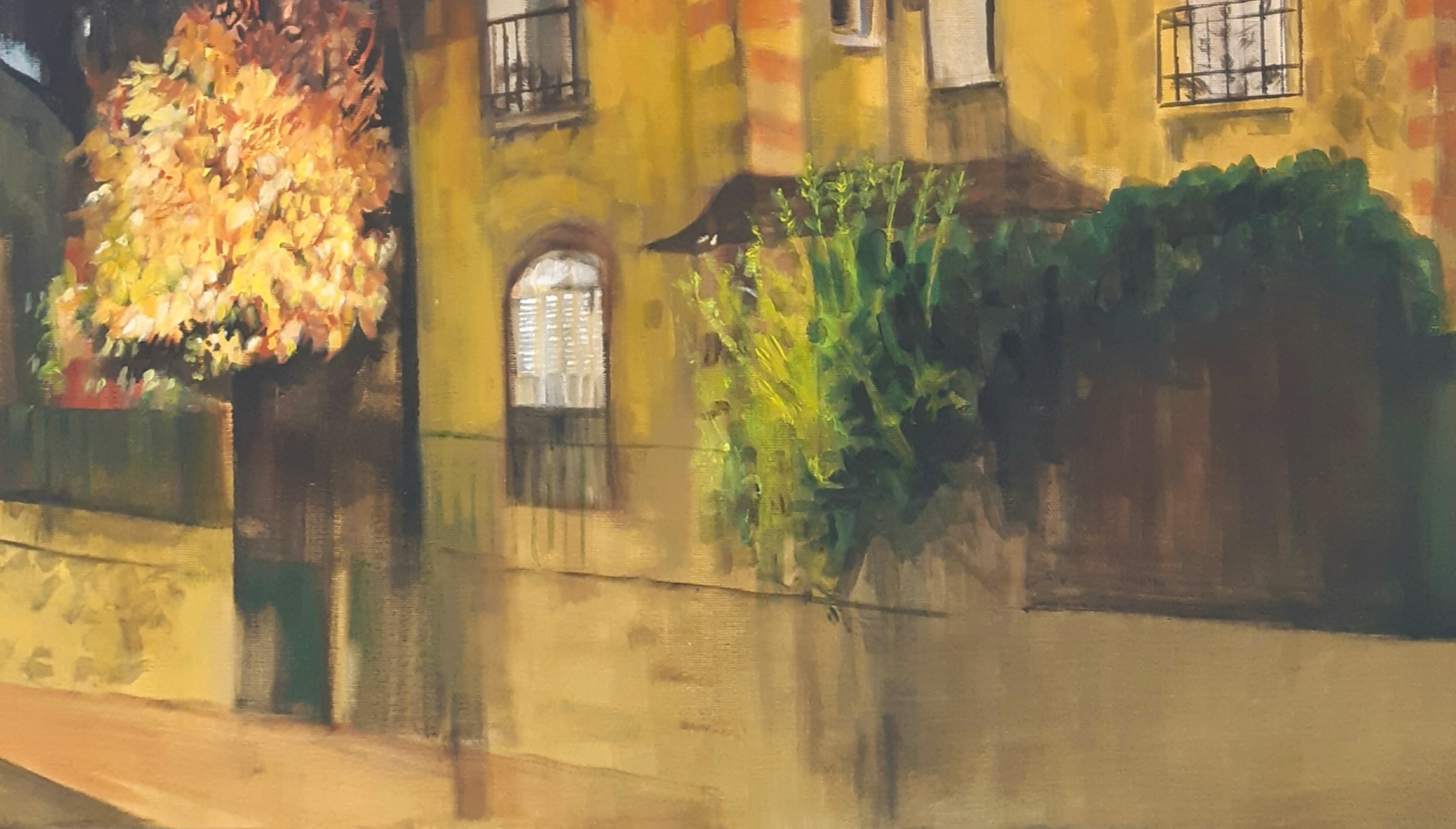 Acrylique sur toile d'une maison de ville dans la lumière des candélabres de la nuit, par la peintre Juliette Lamarca, représentée par la Galerie Virginie Baro
