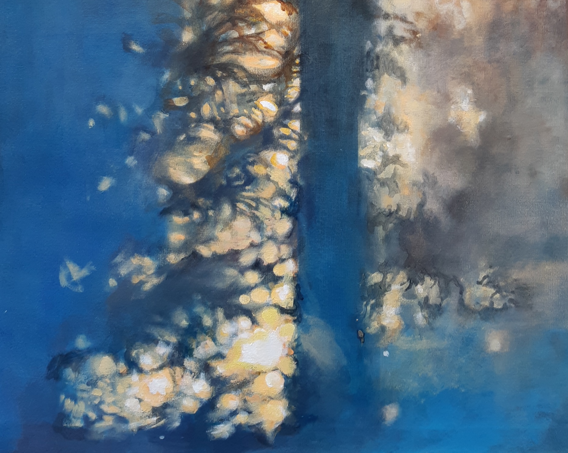 Acrylique sur toile d'un jeu d'ombres et de lumières d'arbres sur le sol, par la peintre juliette Lamarca, représentée par la Galerie Virginie Baro