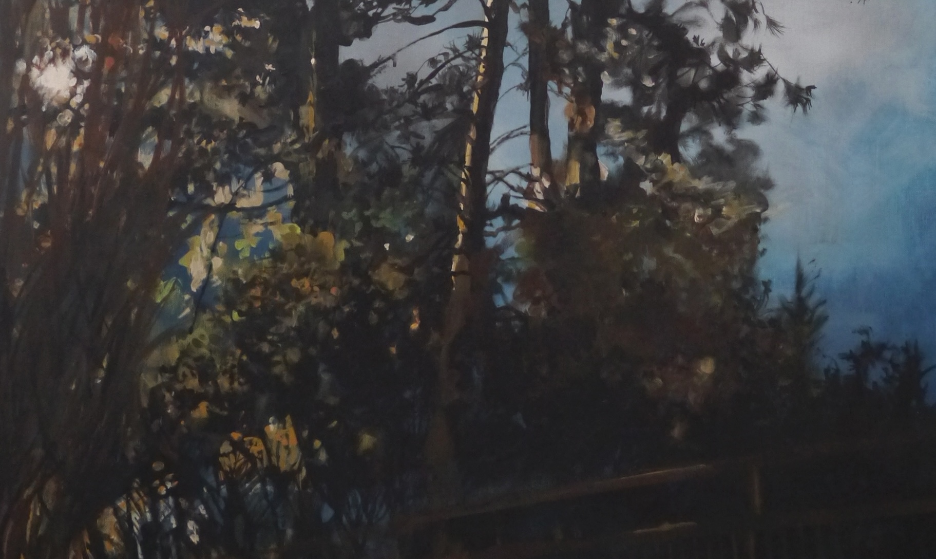 Acrylique sur toile d'une vue nocture de pins dont les trons sont éclairés par une source lumineuse, peintre Juliette Lamarca, Galerie Virginie Baro