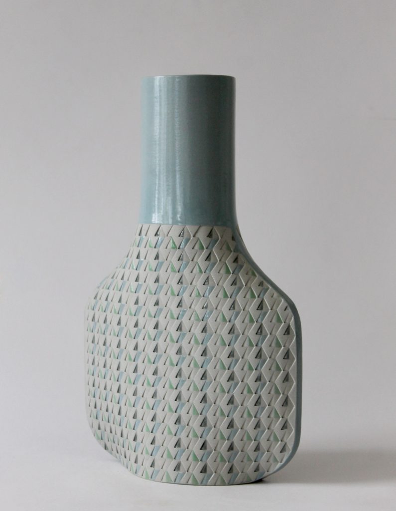 Sculpture céramique vase, pièce unique en résille de terre, Hélène Morbu représentée par la Galerie Virginie Baro