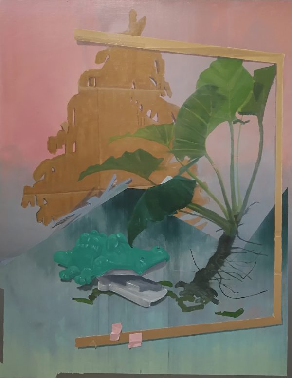 Peinture à l'huile sur toile associant des objets incongrus - jouet, carton, plante pour créer un décor, Thomas Loyatho représenté par la Galerie Virginie Baro