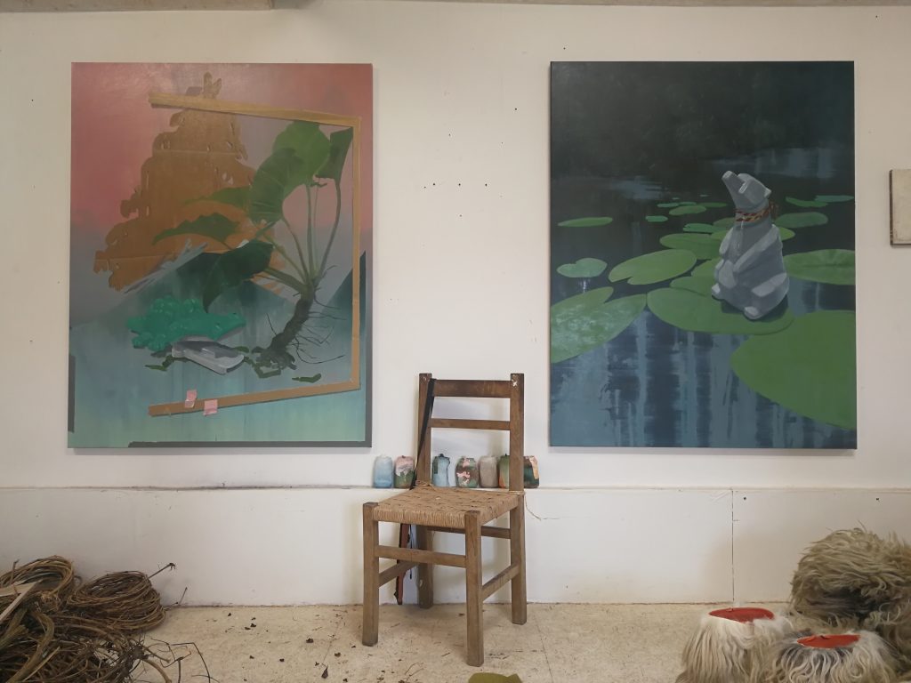 Deux huiles sur toile de Thomas Loyatho photogrpahiées au sein de son atelier, artiste représenté par la Galerie Virginie Baro