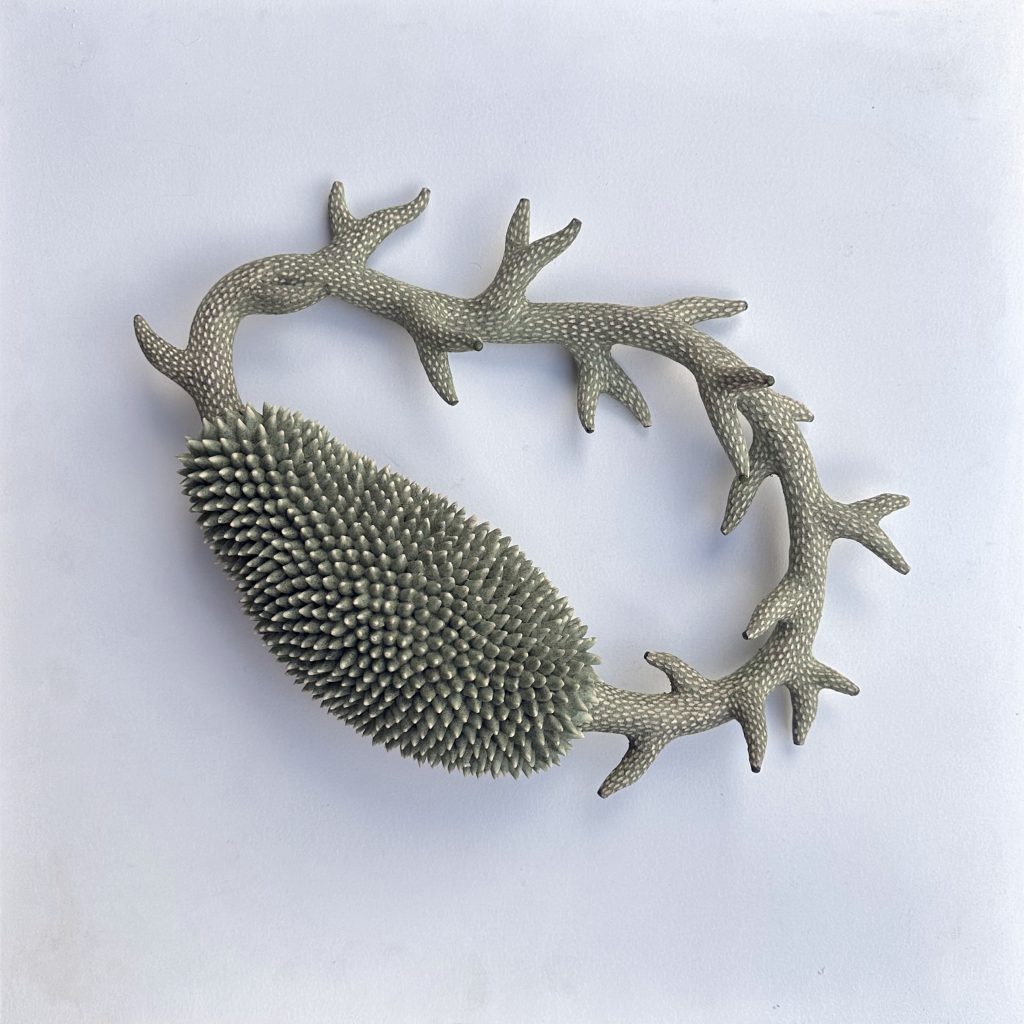 Céramique contemporaine modelée, engobée, émaillée évoquant un végétal par Éliane Monnin, représentée par la Galerie Virginie Baro