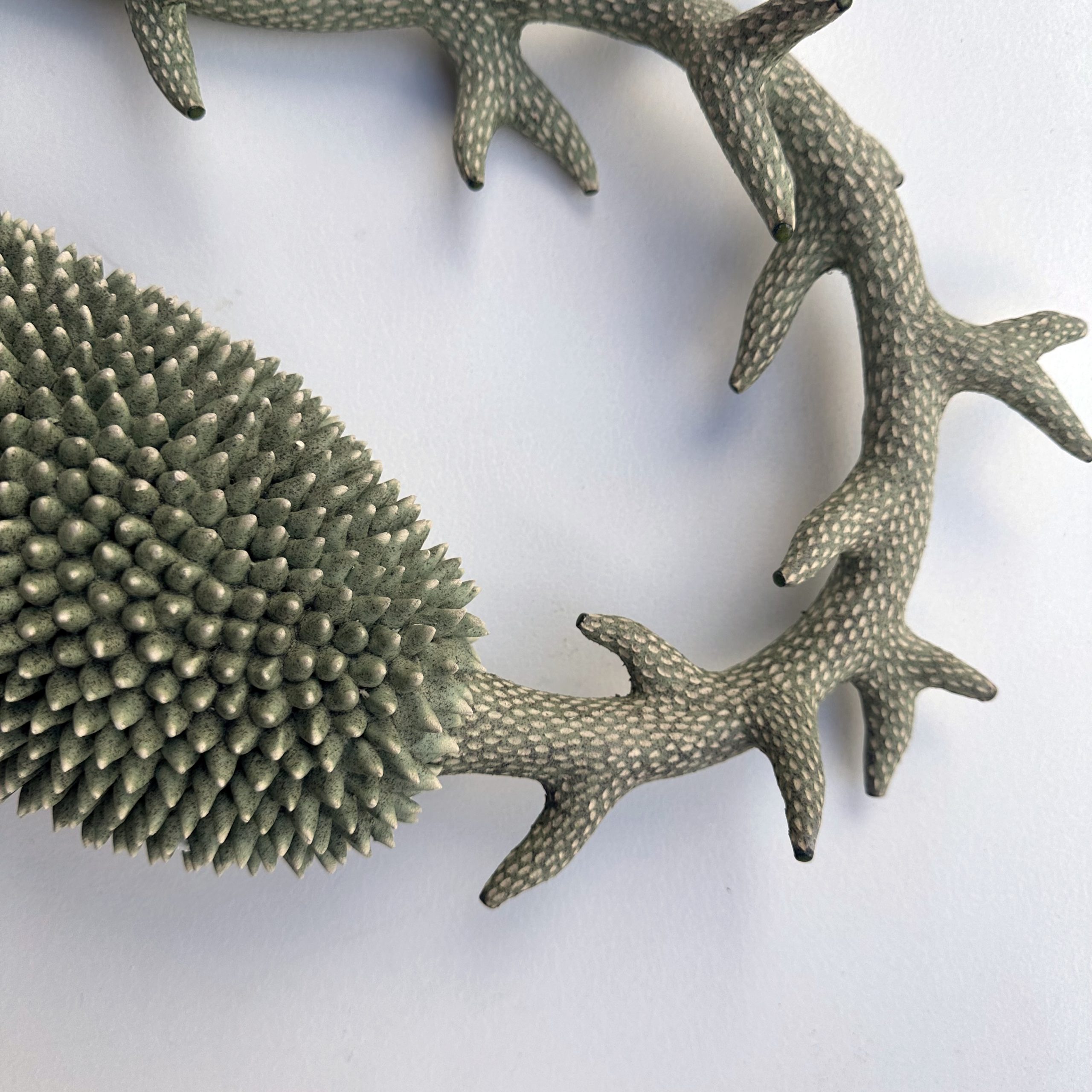 Céramique contemporaine modelée, engobée, émaillée évoquant un végétal par Éliane Monnin, représentée par la Galerie Virginie Baro