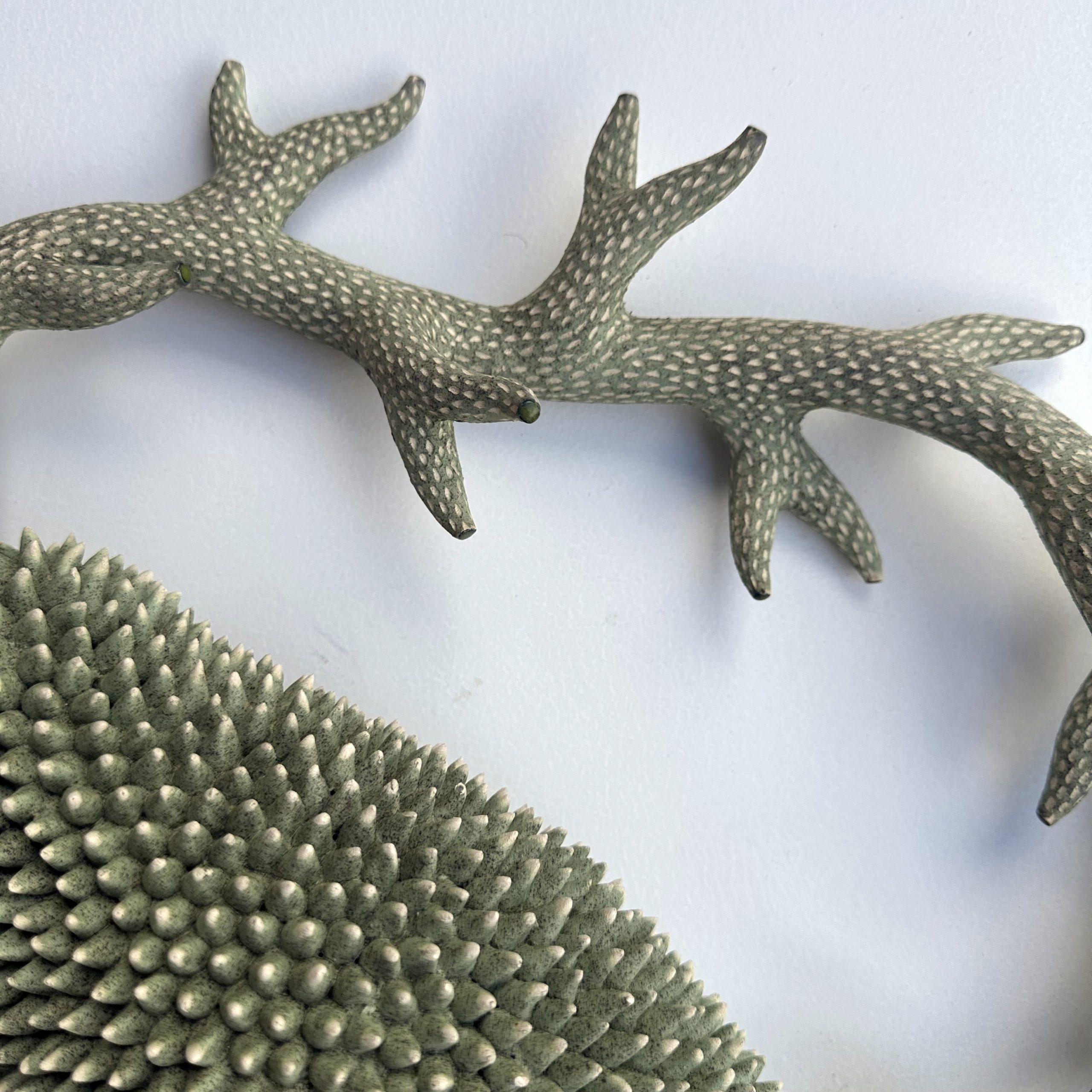 Céramique contemporaine modelée, engobée, émaillée évoquant un végétal par Éliane Monnin, représentée par la Galerie Virginie Baro