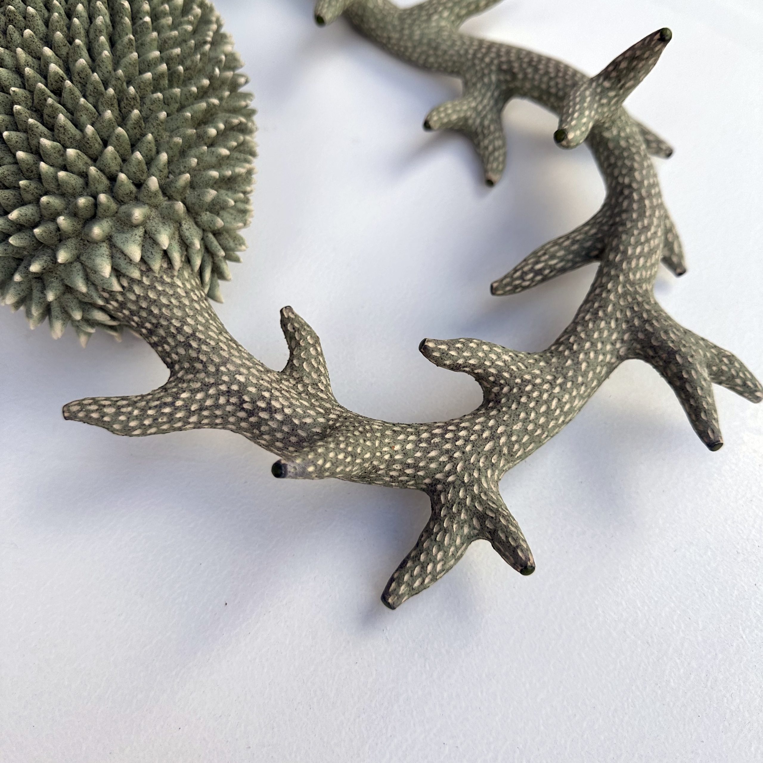 Céramique contemporaine modelée, engobée, émaillée évoquant un végétal par Éliane Monnin, représentée par la Galerie Virginie Baro