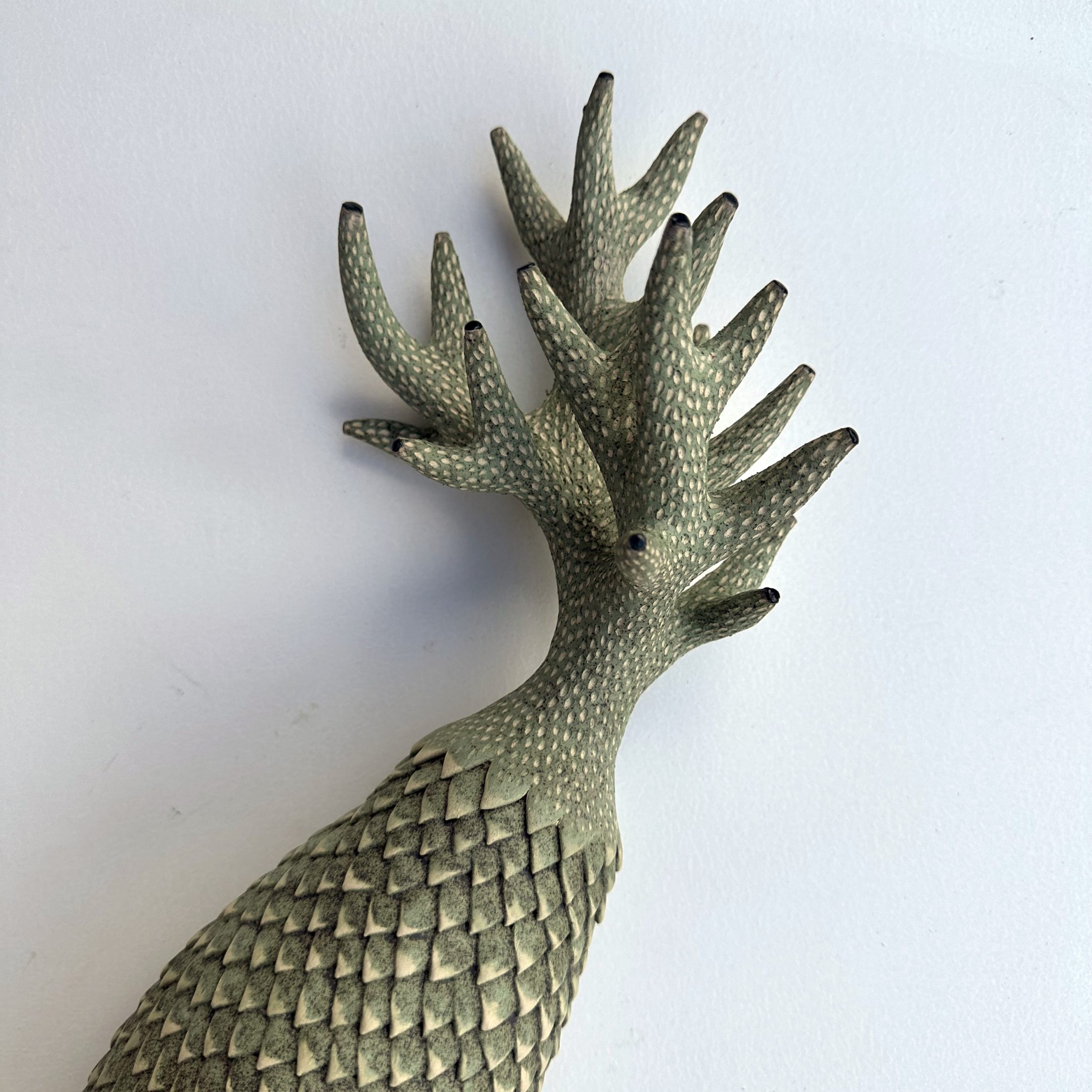 Céramique contemporaine modelée, engobée, émaillée évoquant un végétal par Éliane Monnin, représentée par la Galerie Virginie Baro