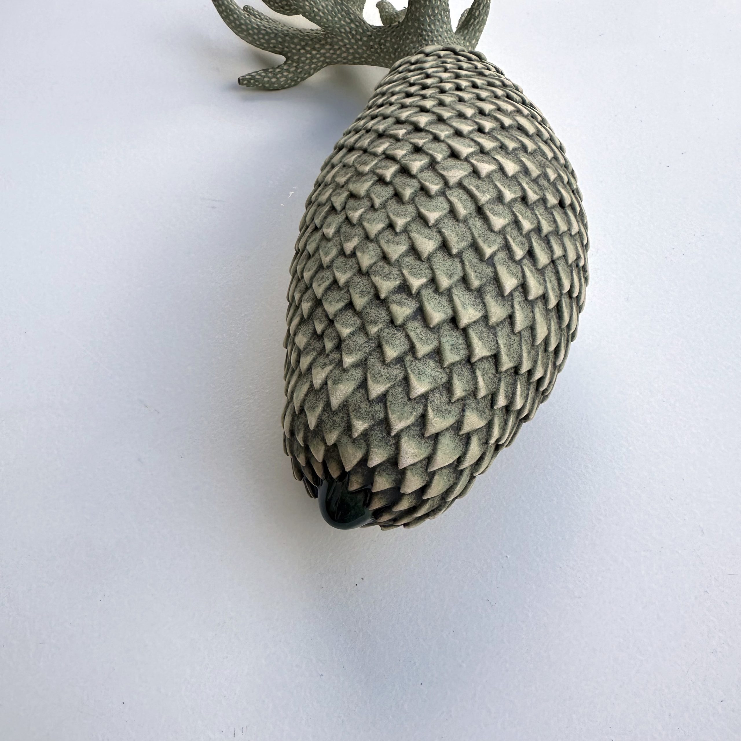 Céramique contemporaine modelée, engobée, émaillée évoquant un végétal par Éliane Monnin, représentée par la Galerie Virginie Baro