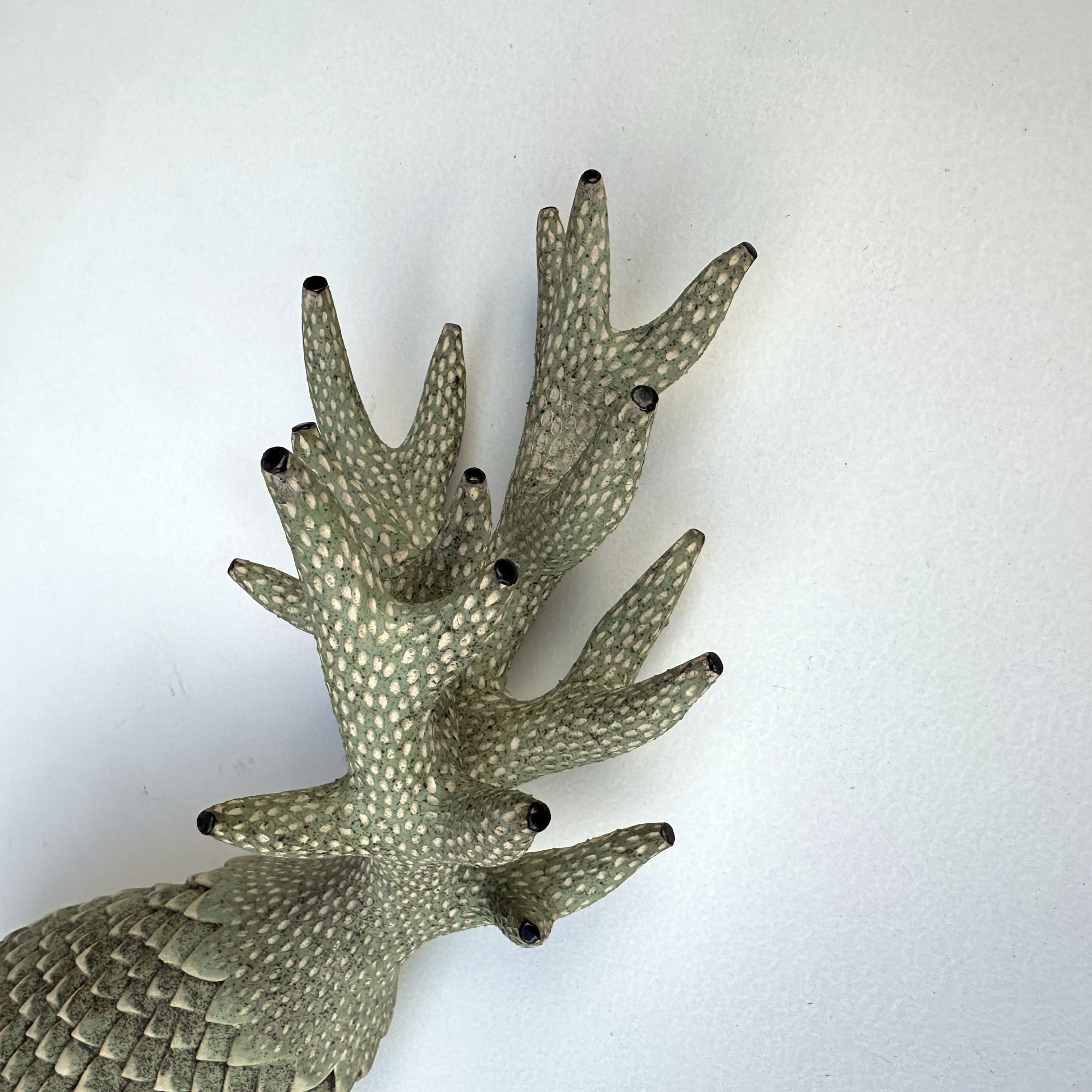 Céramique contemporaine modelée, engobée, émaillée évoquant un végétal par Éliane Monnin, représentée par la Galerie Virginie Baro