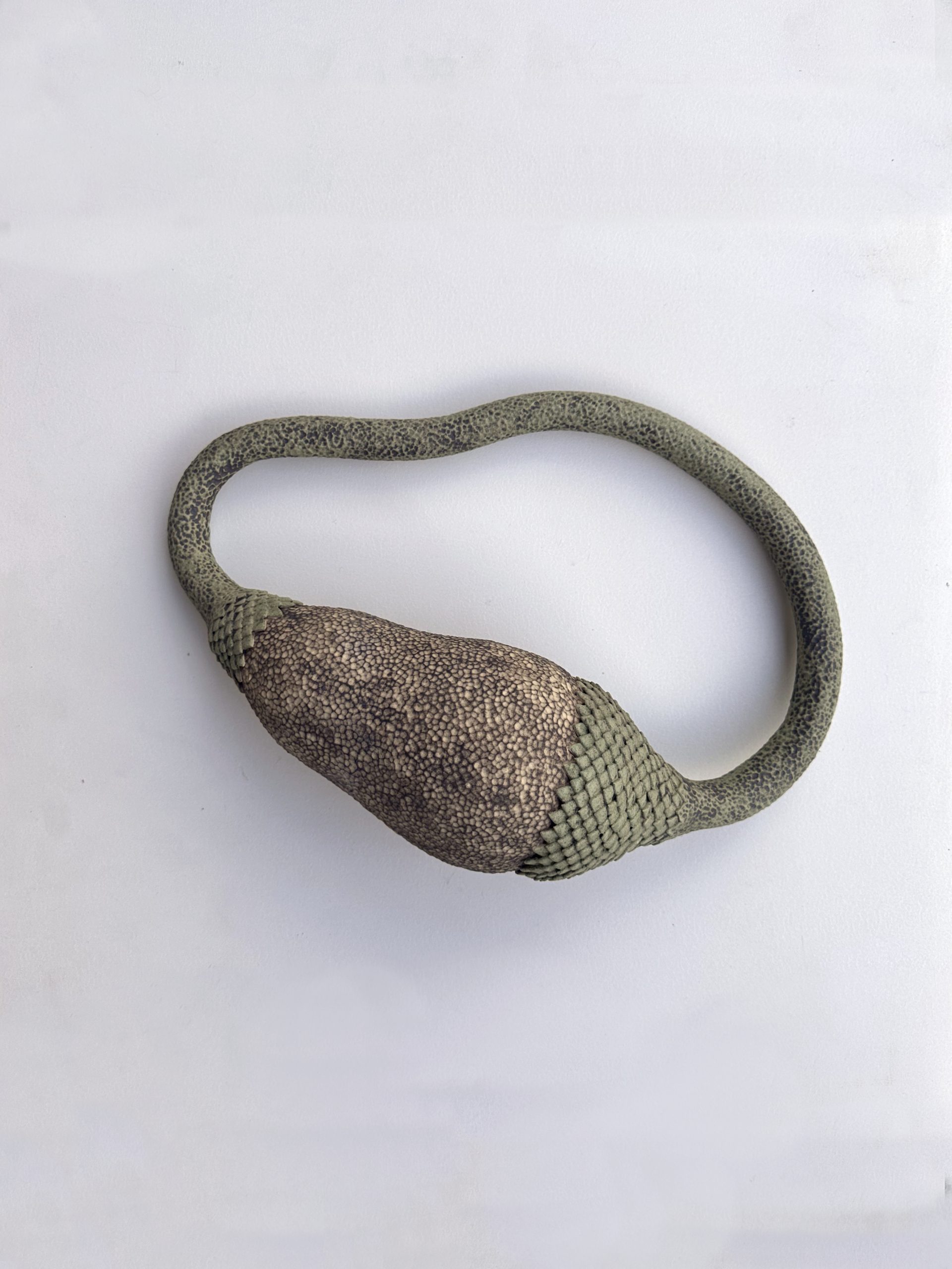 Céramique contemporaine modelée, engobée, émaillée évoquant un végétal par Éliane Monnin, représentée par la Galerie Virginie Baro