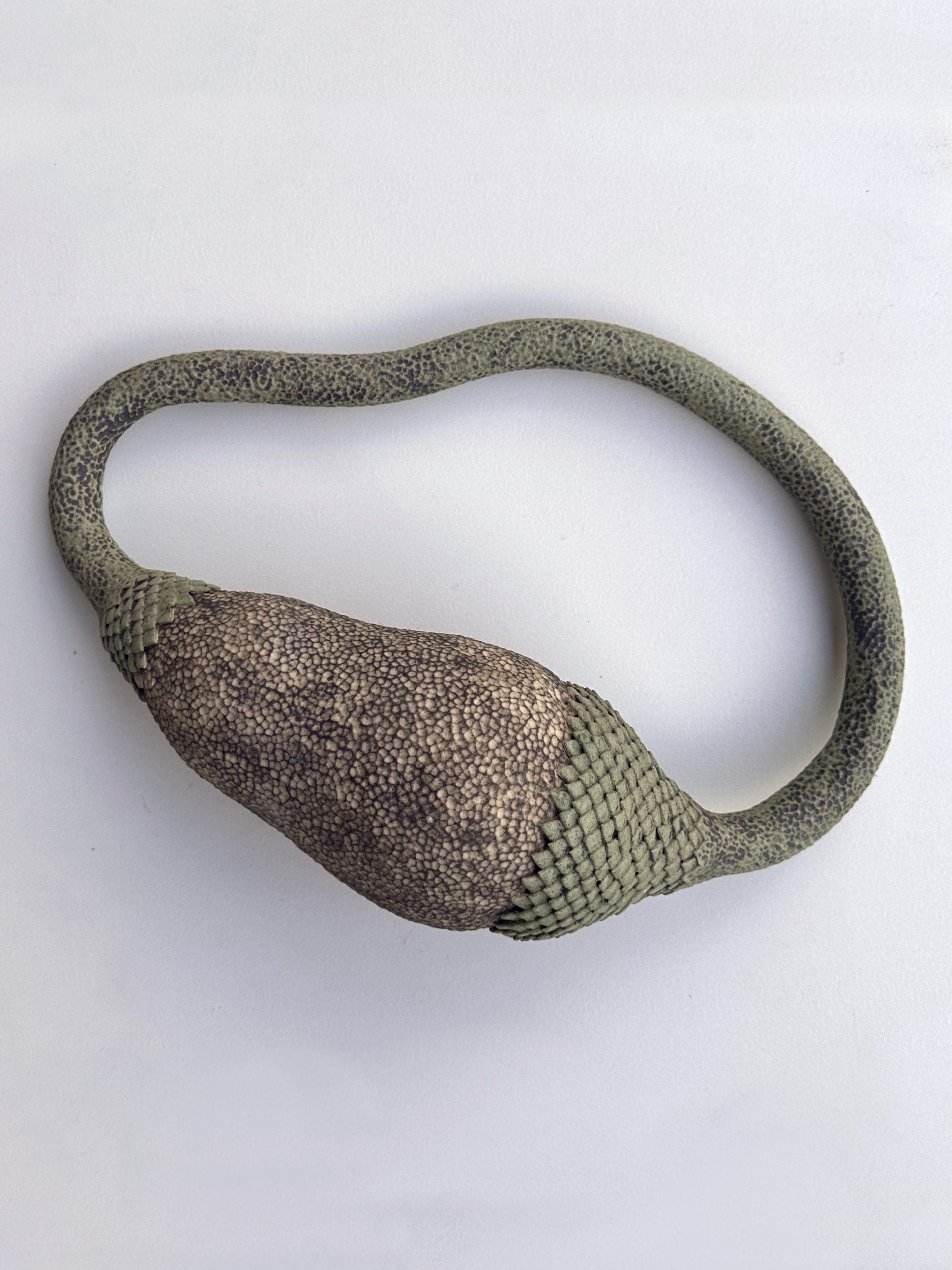 Céramique contemporaine modelée, engobée, émaillée évoquant un végétal par Éliane Monnin, représentée par la Galerie Virginie Baro