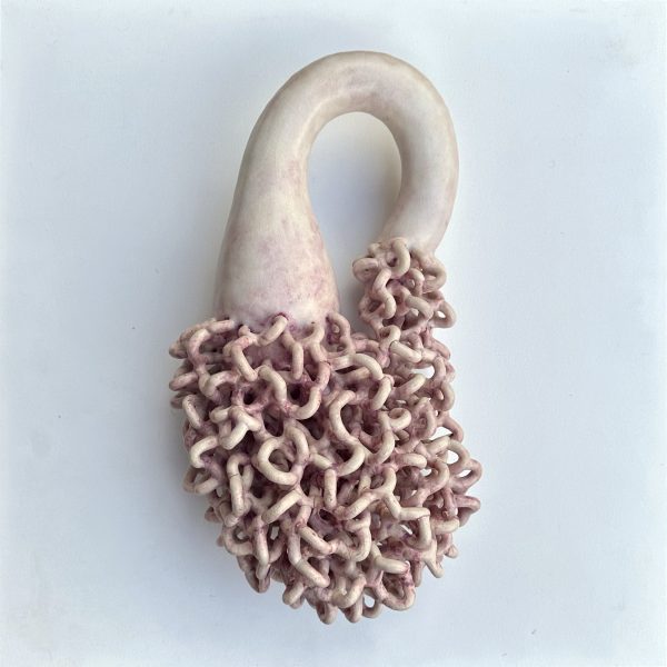 Céramique contemporaine modelée, engobée, émaillée évoquant un végétal par Éliane Monnin, représentée par la Galerie Virginie Baro