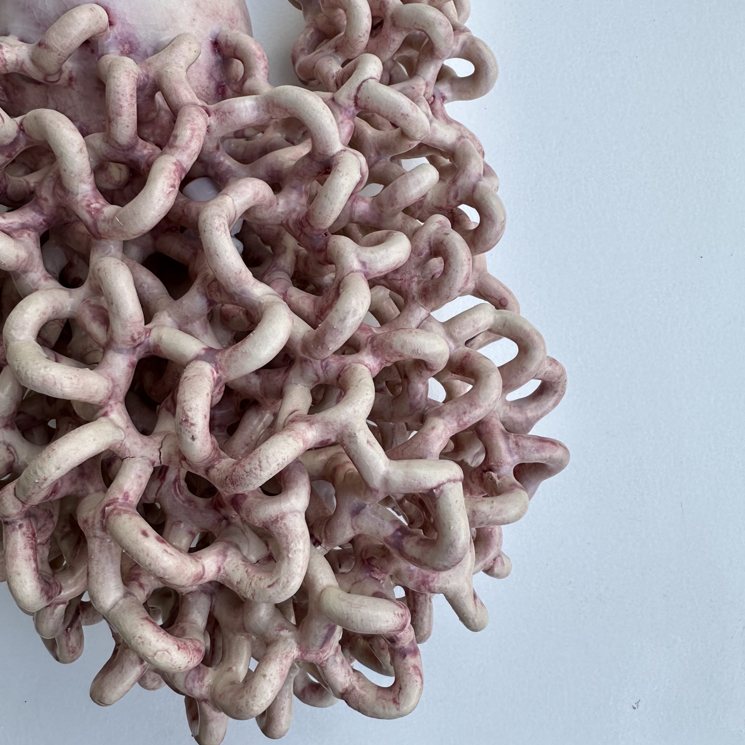 Céramique contemporaine modelée, engobée, émaillée évoquant un végétal par Éliane Monnin, représentée par la Galerie Virginie Baro