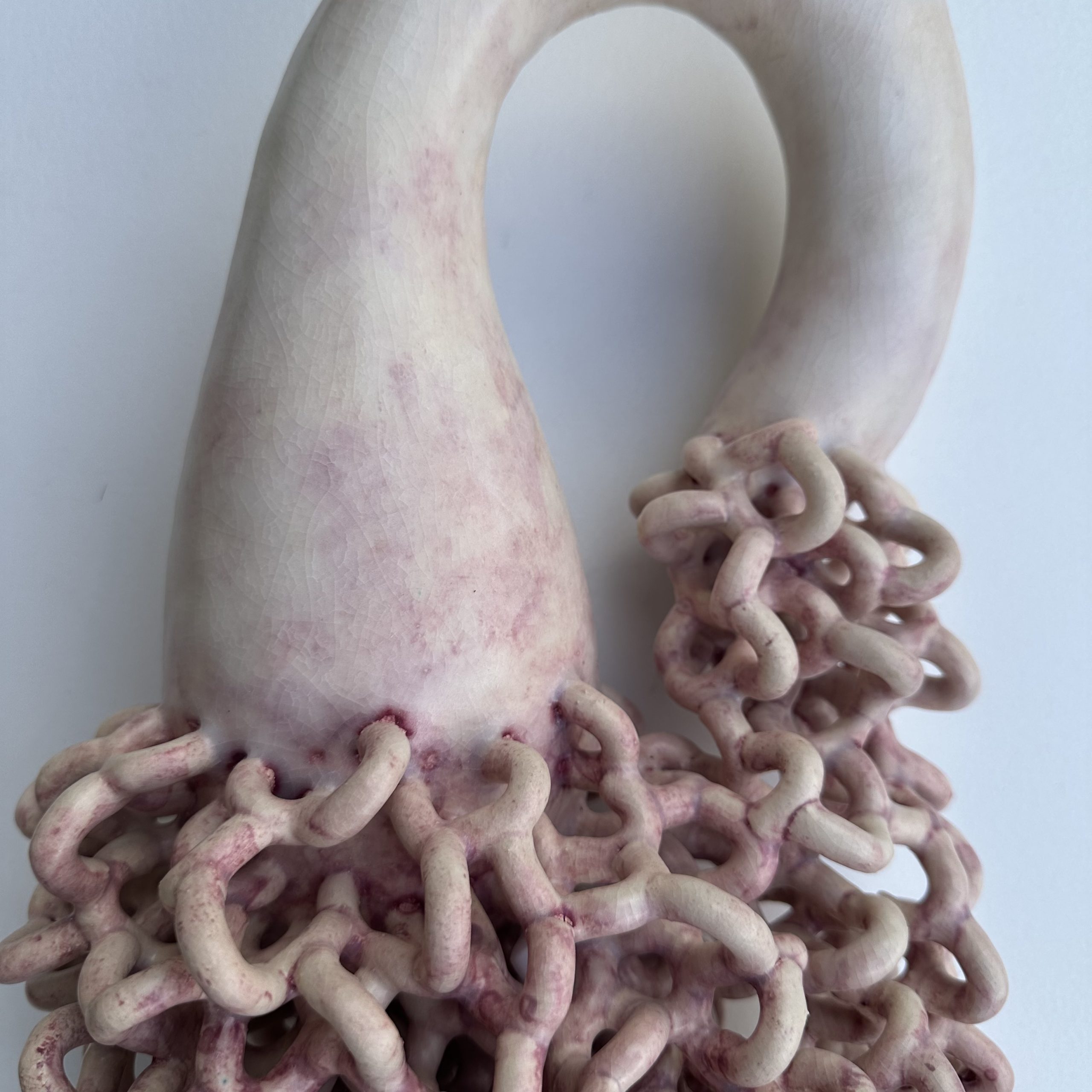 Céramique contemporaine modelée, engobée, émaillée évoquant un végétal par Éliane Monnin, représentée par la Galerie Virginie Baro