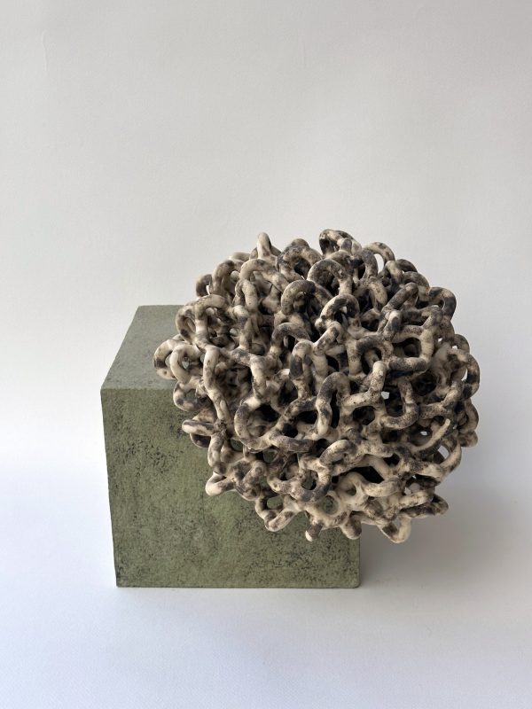 Céramique contemporaine modelée, engobée, sculpture abstraite par Éliane Monnin, représentée par la Galerie Virginie Baro