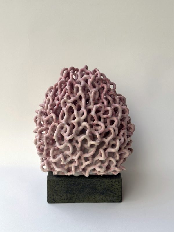 Céramique contemporaine modelée, engobée, sculpture abstraite par Éliane Monnin, représentée par la Galerie Virginie Baro