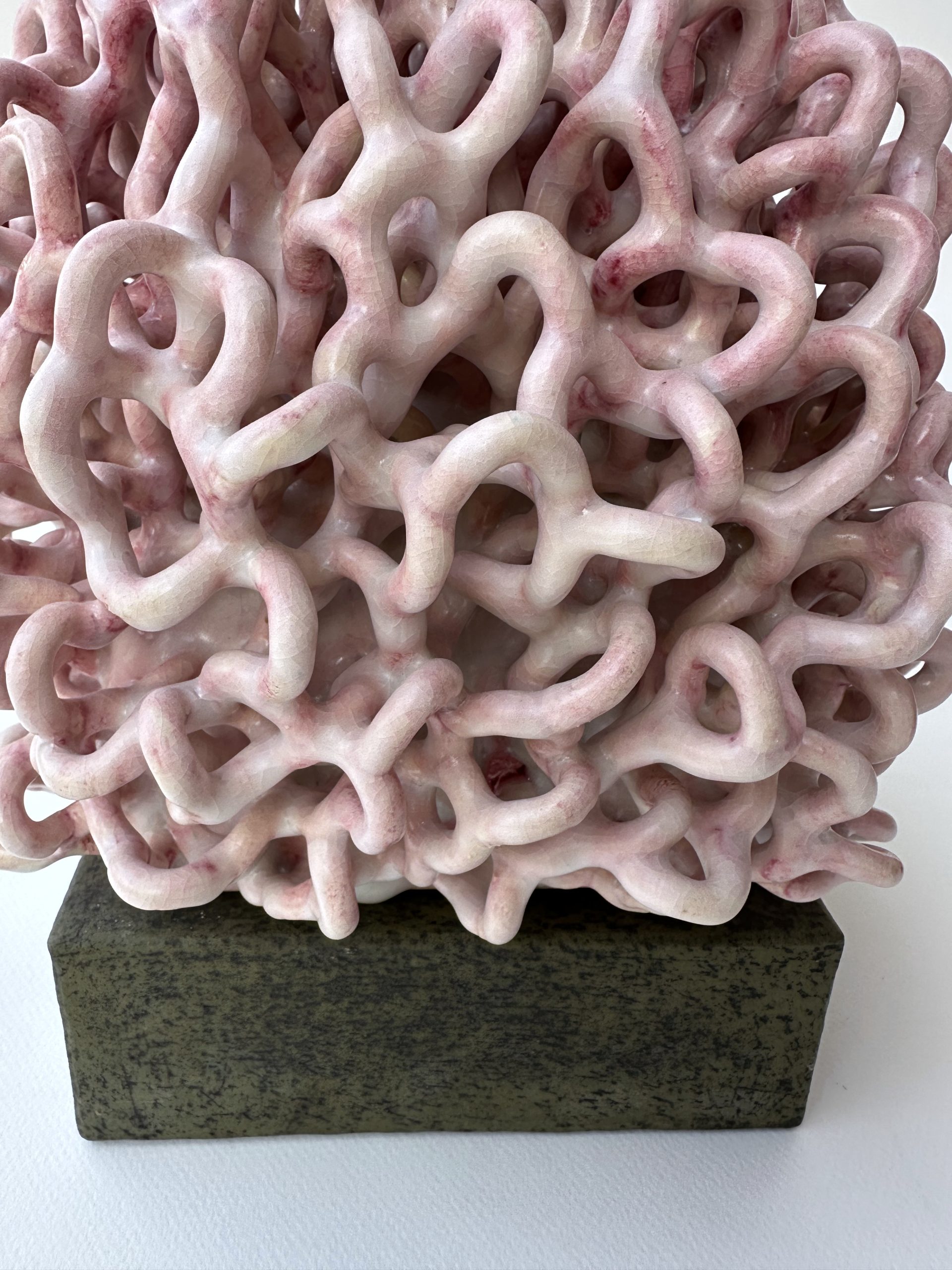 Céramique contemporaine modelée, engobée, sculpture abstraite par Éliane Monnin, représentée par la Galerie Virginie Baro