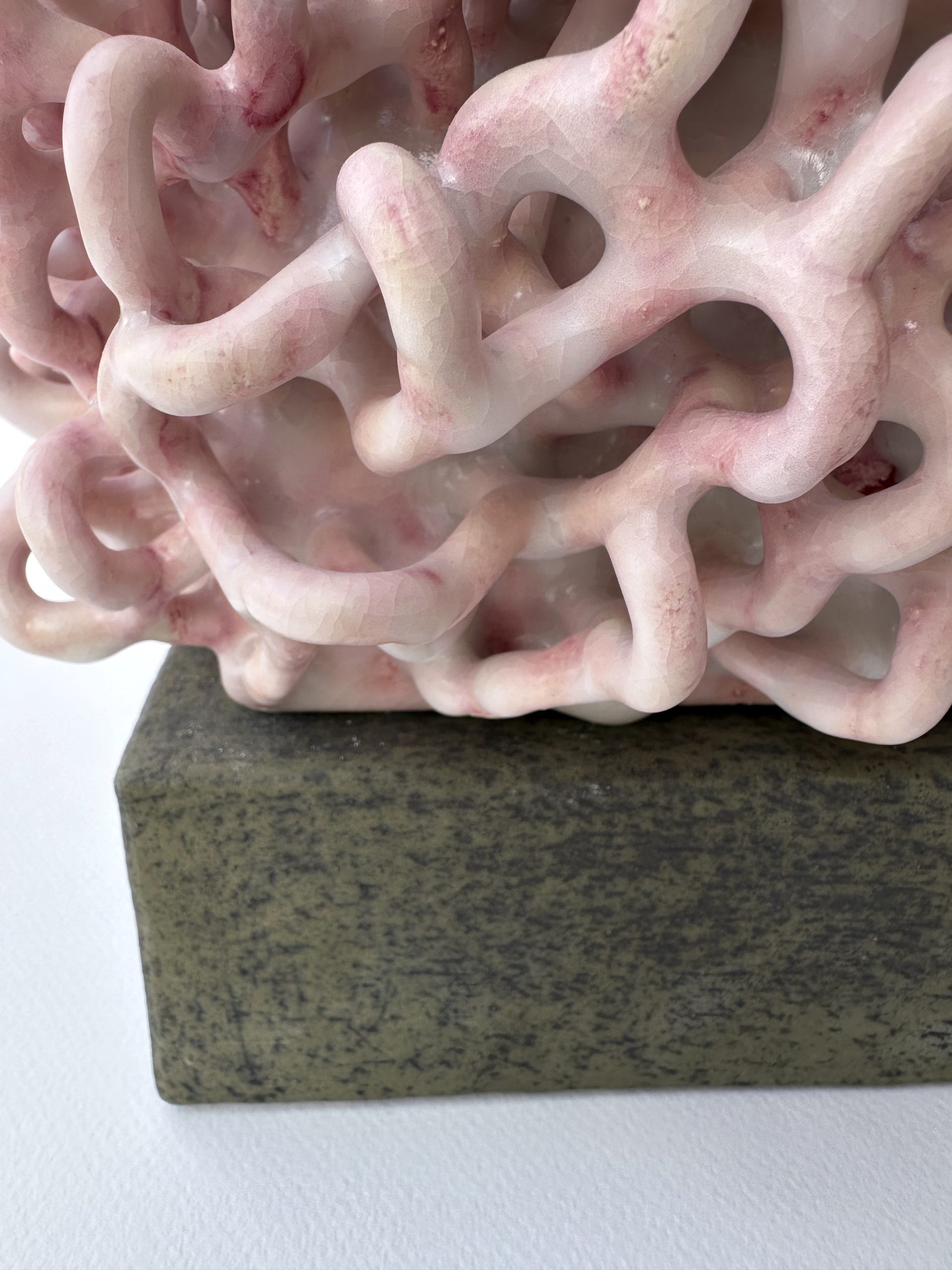 Céramique contemporaine modelée, engobée, sculpture abstraite par Éliane Monnin, représentée par la Galerie Virginie Baro