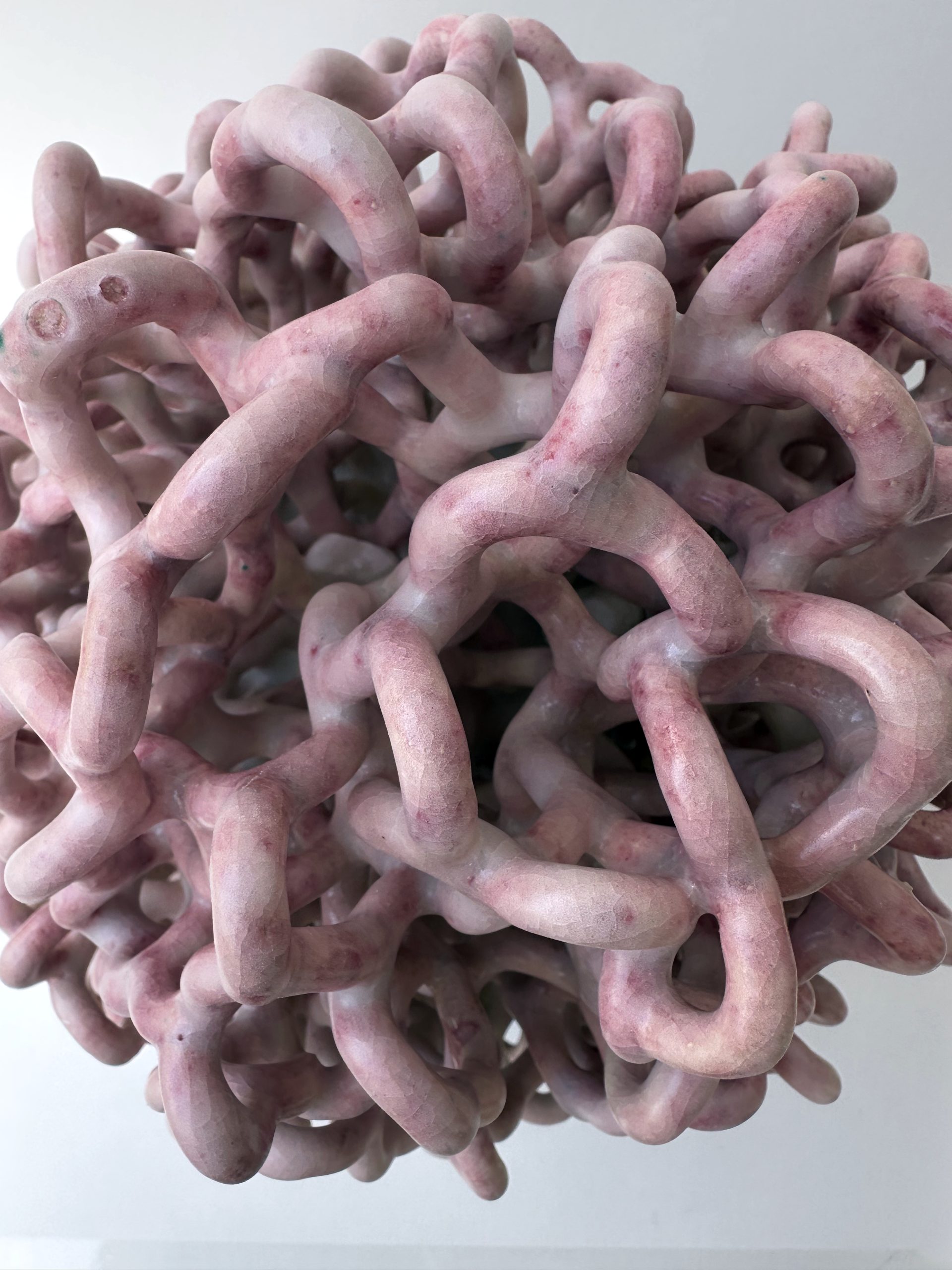 Céramique contemporaine modelée, engobée, sculpture abstraite par Éliane Monnin, représentée par la Galerie Virginie Baro